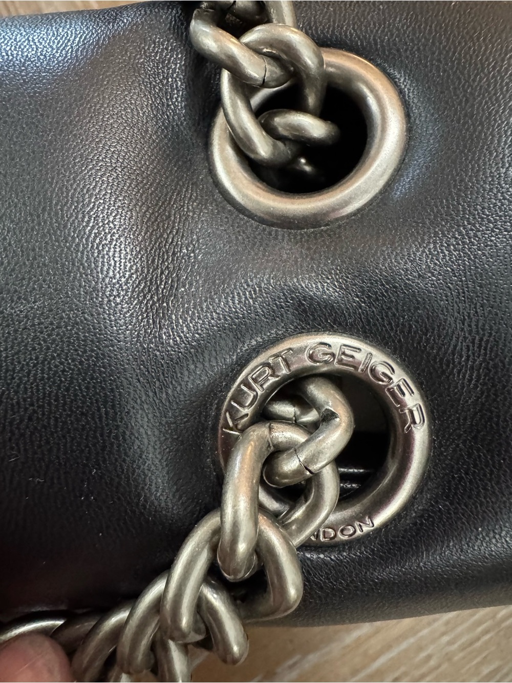 Kurt Geiger London Kew leather bag in black featuring a signature eagle head - Picture 7 of 15